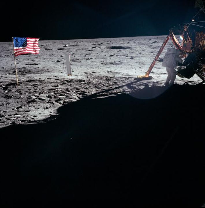 Ay'a ilk ayak basan insan Neil Armstrong'un (Aldrin'in başlığının camındaki yansımasını saymazsak) Ay'daki tek fotoğrafı...