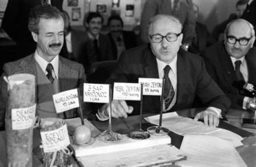 Kasım 1979'da kurulan AP Hükümeti'ni dışarıdan destekleyen MSP Genel Başkanı Necmettin Erbakan (ortada), Şevket Kazan (solda) ve Süleyman Arif Emre (sağda) ile birlikte 13 Mart 1980'de basın toplantısı düzenleyerek fiyat artışlarını eleştirmişti. Erbakan, fiyat artışına örnek olarak odun, zeytin, soğan ve maydanozu örnek göstermişti.