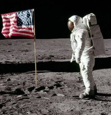 Ay'a ayak basılan anın görüntüleri 1 8 milyon dolara satıldı