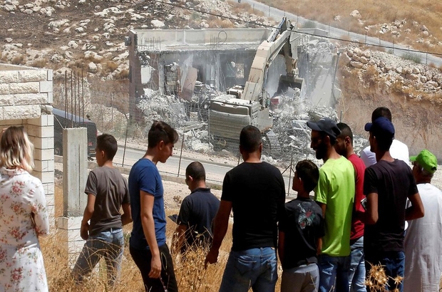 İsrail tartışmalı duvar yakınındaki köyde Filistinlilerin evlerini yıkıyor