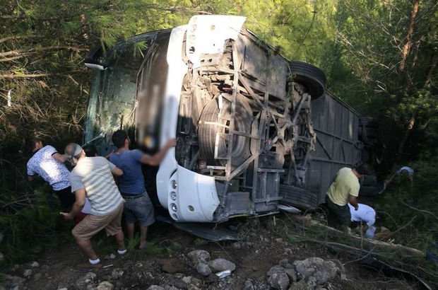 Antalya'da tur otobüsü şarampole yuvarlandı