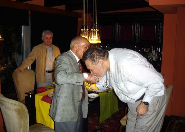 İlber Hoca, Türk Hat Sanatı’nın büyük ismi rahmetli Prof. Dr. Ali Alparslan’ın elini öpüyor...