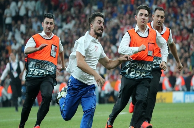 İstanbul'daki Liverpool-Chelsea arasında oynanan Süper Kupa finalinde sahaya atlayan YouTuber'a tepki büyüyor