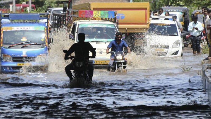 Hindistan'da sel dolayısıyla ölü sayısı 350'ye ulaştı