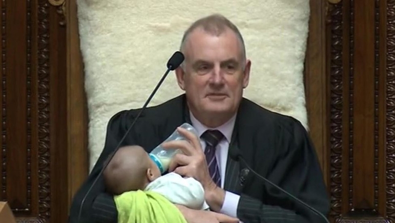 Yeni Zelanda Meclis Başkanı, kürsüsünde bebeğe biberonla süt verdi