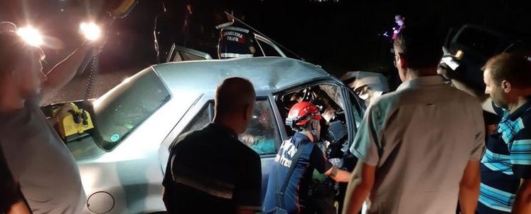 İki araç kafa kafaya çarpıştı: 1 ölü, 3 yaralı