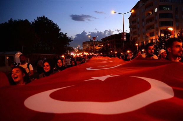 1071 metrekare Türk bayrağıyla "fener alayı"