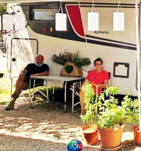 Mustafa Avkıran ailesiyle karavan tatilinde