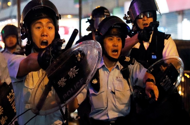 Hong Kong'da protestolar - Polis ilk kez silah çekip TOMA kullandı