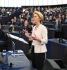 AB Komisyonu’nun yeni Başkanı Ursula von der Leyen, “ekibin yarısı kadın olacak” demişti ama AB ülkeleri komisyon üyeliğine kadın aday göstermekte cimri davranıyor. Eğer iki adayından biri kadınsa, bu sefer karşılığında ödül bekliyor: Maliye, enerji gibi görece önemli komiserlikleri. Avrupa coğrafyasında gelinen nokta bu; kadının varlığı, siyasi pazarlık konusu! Siyasi dalaşa da alet ediliyor kadınlar. İşte son örnek; Brezilya’nın Trumpvari lideri Bolsonaro’nun Amazon yangını kavgasında kendi karısı genç diye, Macron’un yaşça büyük karısına sataşması! Habertürk yazarı Ayşe Özek Karasu yazdı