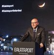 Doğuş Holding Başkanı Ferit Şahenk, Galataport projesinin tamamlanmak üzere olduğunu ifade ederken grup bünyesinde son dönemde yaşanan yeniden yapılanma hakkında bilgiler verdi. Şahenk, “İşlerimize yeniden baktığımız şu dönemde borcumuzu sene sonu itibarıyla 2 milyar Euro’nun, seneye 1.5 milyar Euro’nun altına indirmeyi hedefliyoruz. Grubun yeniden yapılandırma sürecinde ailemin önemini bir kez daha içimde derinden hissettim. Annem ve kardeşim büyük destek verdi. Annemin ‘her şeyin altına imza atarım’ sözü çok önemliydi benim için. Biz Anadolu topraklarının çocuğuyuz. Ben sonuçta bu topraklarda “Ferit’im” Türkiye dışında değil. Yurtdışında elbette yatırımlarımız oldu ama 9 milyar dolar yatırım yapmışız nette. Bunun sadece yüzde 14