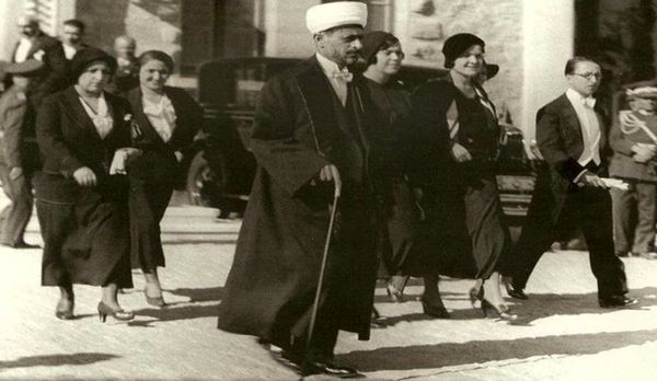 1947’de Diyanet İşleri Reisliği’ne getirilen din âlimi Ahmet Hamdi Akseki, 1930’larda sarıklı ve fraklı olarak resmî bir davete gidiyor.