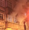 Fatih, Şehrimini Mahallesi’nde henüz bilinmeyen bir nedenle iki katlı binada yangın çıktı. Yangında mahsur kalan 7 kişiyi itfaiye kurtarırken, 3 kişi dumandan etkilendi