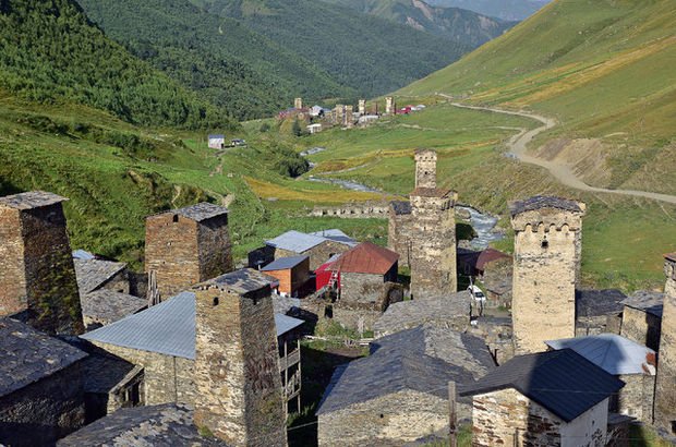 Kafkasların zirvesinde bir Ortaçağ köyü