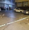 Fatih ilçesinde sokakta silahlı saldırıya uğrayan 18 yaşındaki genç, kaldırıldığı hastanede hayatını kaybetti. Olayda seken mermilerden birinin isabet etmesi sonucu evindeki bir kadın da kolundan yaralandı
