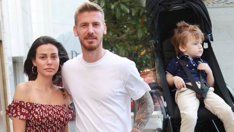 Futbolcu Serdar Aziz Esi Tugce Aziz Ile Alisveriste Magazin Haberleri