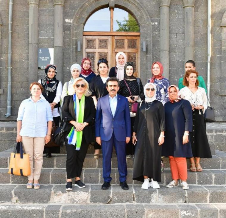 Diyarbakır’ın tarihi valilik binasında, Vali ve Belediye Başkan Vekili Hasan Basri Güzeloğlu ile