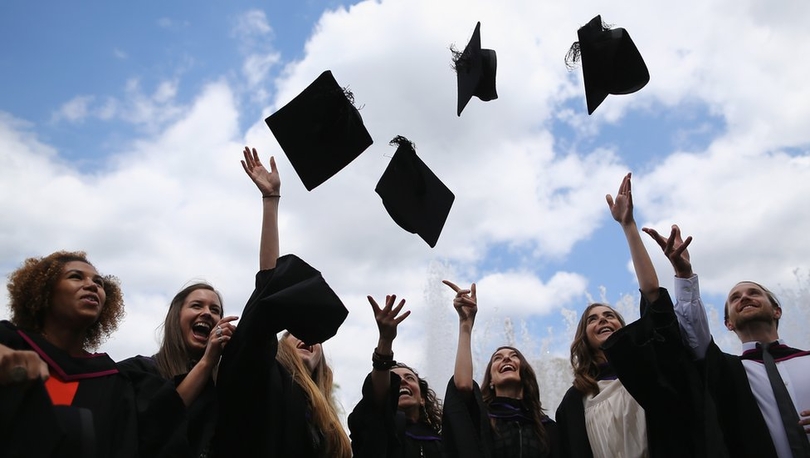 İngiltere'de mezun olan yabancı öğrenciler iki yıl daha ülkede kalabilecek
