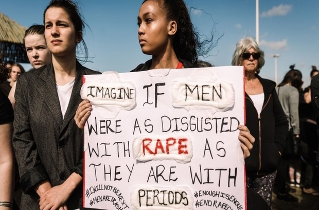 Kadın cinayetleri ve cinsel saldırılar: Güney Afrika'da kadınlar protesto gösterileri ve sosyal medya kampanyaları yapıyor
