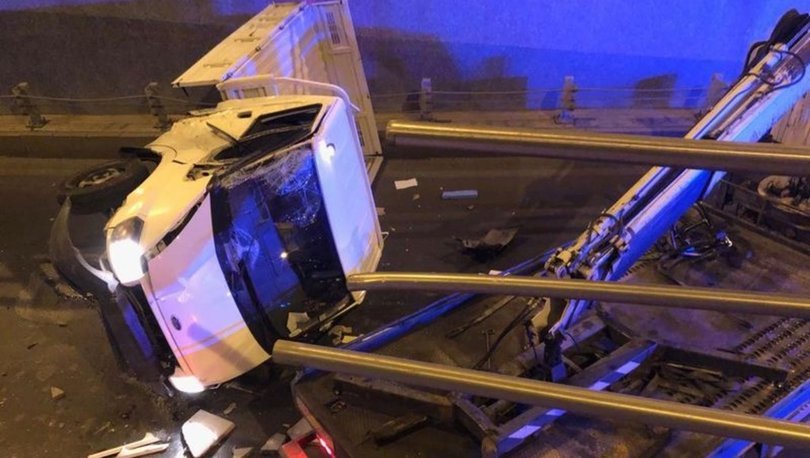 Son dakika FECİ KAZA! Ankara'da bariyerlere çarpan kamyonet alt geçide düştü! 2 yaralı
