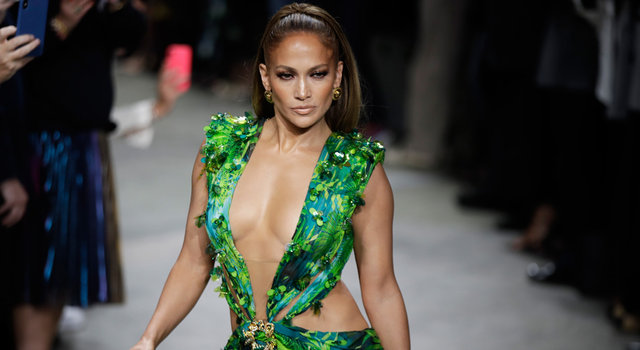 Jennifer Lopez 19 yıl sonra ikonik elbisesiyle yeniden podyumda