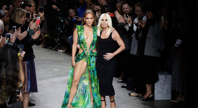 Jennifer Lopez 19 yıl sonra ikonik elbisesiyle yeniden podyumda
