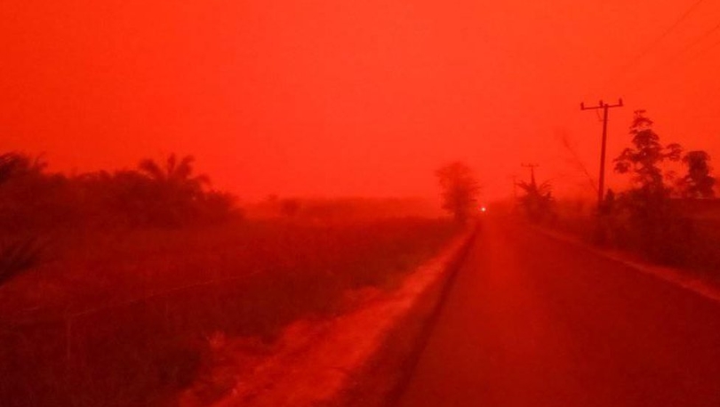'Burası Mars değil': Endonezya'da gökyüzü kırmızıya döndü