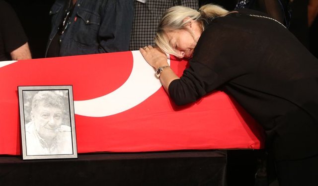 Tarık Ünlüoğlu son yolculuğuna uğurlandı - Gözyaşları sel oldu - Magazin haberleri