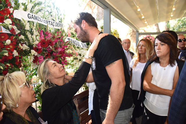 Tarık Ünlüoğlu son yolculuğuna uğurlandı - Gözyaşları sel oldu - Magazin haberleri