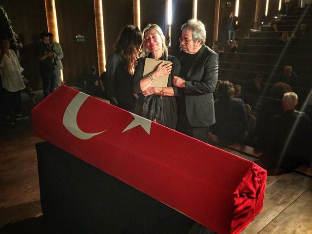 Tarık Ünlüoğlu son yolculuğuna uğurlandı - Gözyaşları sel oldu - Magazin haberleri