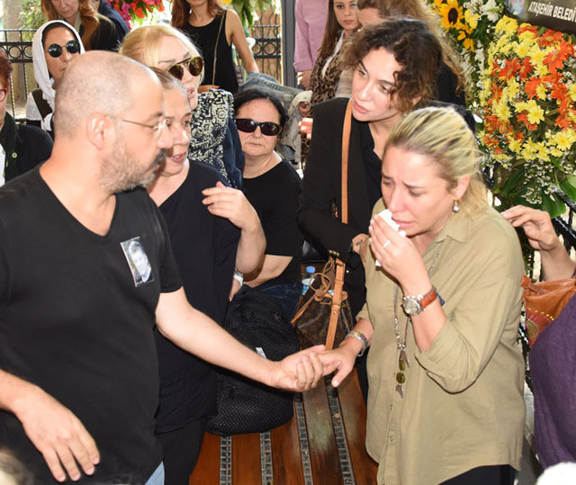 Tarık Ünlüoğlu son yolculuğuna uğurlandı - Gözyaşları sel oldu - Magazin haberleri