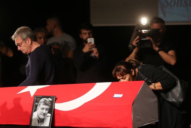 Tarık Ünlüoğlu son yolculuğuna uğurlandı - Gözyaşları sel oldu - Magazin haberleri