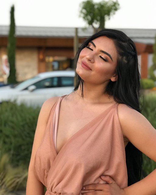 Hanife Gürdal'dan photoshoplu paylaşım! Gelin adayı Hanife'nin bacağı...