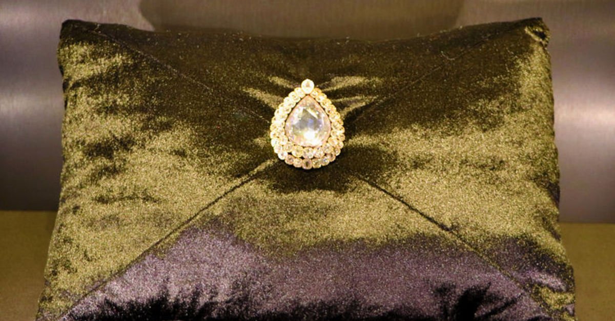 Tarihi Elmaslarin En Buyugu Ve En Meshuru Olarak Gosterilen Kasikci Elmasi Yeniden Ziyarete Acildi Gundem Haberleri Tarihi Elmaslarin En Buyugu Ve En Meshuru Olarak Gosterilen Kasikci Elmasi Yeniden Ziyarete Acildi Gundem Haberleri