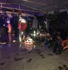 Arnavutköy’de göçmenleri taşıyan bir TIR yağmurun etkisiyle kontrolden çıkarak bariyerlere çarptı. Kaza sonrasında olay yerinden kaçmak isteyen TIR şoförü, TIR dorsesini kaldırarak göçmenleri yola savururken, çok sayıda göçmen yaralandı