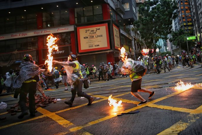 Hong Kong'ta Pazar günü gerçekleşen gösterilerde, protestocuların fırlattığı bir molotov kokteyli, olayları izleyen muhabirlerden birisinin yüzüne geldi. Bir anda alevler içinde kalan muhabirin derhal hastaneye kaldırıldığı ve olayı hafif yanıklarla atlattığı açıklandı.