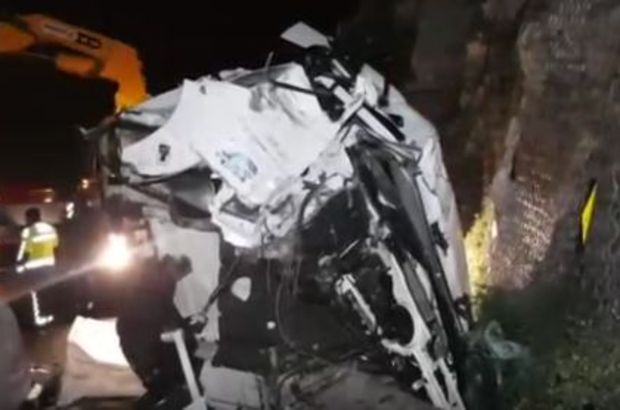 Anadolu Otoyolu'nda TIR kazası! Uzun araç kuyrukları oluştu