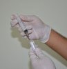 İran’da sağlık çalışanlarının kullandıkları enjektör sebebiyle 300 kişiye HIV virüsü bulaştığı iddia edildi. İran Sağlık Bakanlığı, konuya ilişkin yaptığı açıklamada, HIV ile ilgili bilgi aldıklarını ve yetkililerin bölgede çalışmalarını sürdürdüklerini belirtti