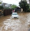 Muğla’nın Bodrum ilçesinde gece saatlerinden beri etkili olan sağanak yağışta otelleri su bastı, araçlar sel sularında sürüklendi, yağmur sularının vurduğu bir evdeki çocuk son anda kurtarıldı. Ekiplerin teyakkuza geçtiği ilçede hayat adeta felç oldu