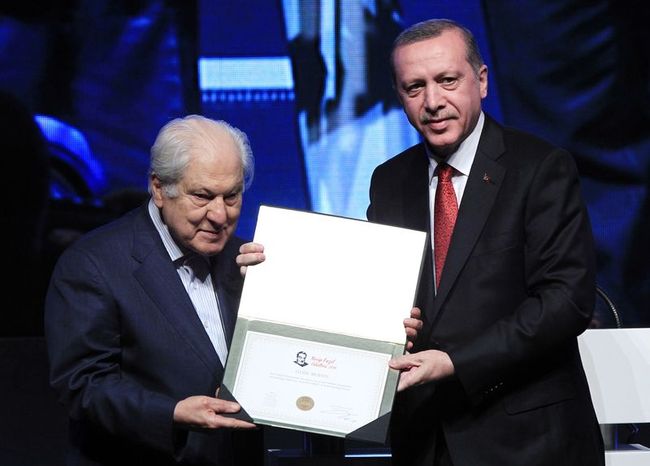 Pakdil, 25 Aralık 2015'te düzenlenen Star Gazetesi Necip Fazıl Ödülleri Takdim Töreninde ''Necip Fazıl Saygı Ödülü''nü Cumhurbaşkanı Recep Tayyip Erdoğan'ın elinden aldı.