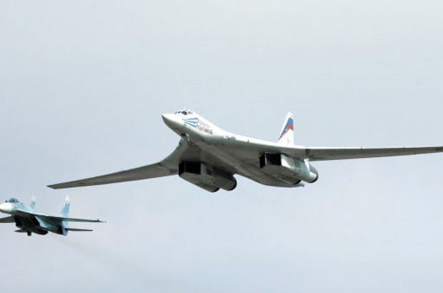 Rusya, Güney Afrika'ya iki nükleer bombardıman uçağı gönderdi