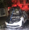 Küçükçekmece’de, sokakta park halindeki bir otomobilde henüz bilinmeyen bir nedenle yangın çıktı. Otomobilin alevler içinde kaldığı anlar kameraya yansırken, vatandaşlar panik yaşadı