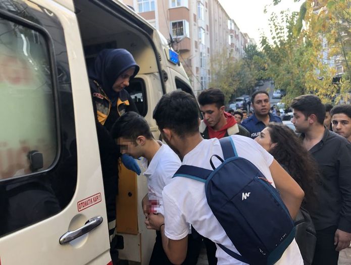 Son Dakika Istanbul Da Dehset Lisede Kiz Meselesi Bicaklama Ile Bitti Haberler Son Dakika Haberleri