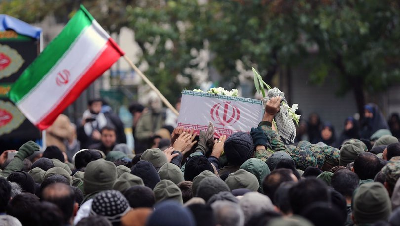 İran'da göstericiler kamu binalarına saldırıyor