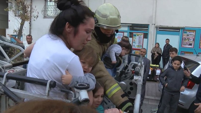 Esenyurt'ta bebekli aileler yangında mahsur kaldı