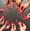Bugün 1 Aralık Dünya AIDS Günü... AIDS hastalığı, tanımlandığı 1981 yılından beri yayılmaya devam ediyor. Çocuk-yaşlı demeden herkesi tehdit eden AIDS, çağımızın salgını olarak nitelendiriliyor. Tüm dünya genelinde ilan edilen 1 Aralık Dünya AIDS Günü kapsamında, HIV virüsü ve AIDS hastalığına karşı farkındalık oluşturuluyor. Peki AIDS nedir? AIDS belirtileri nelerdir? AIDS nasıl bulaşır? AIDS