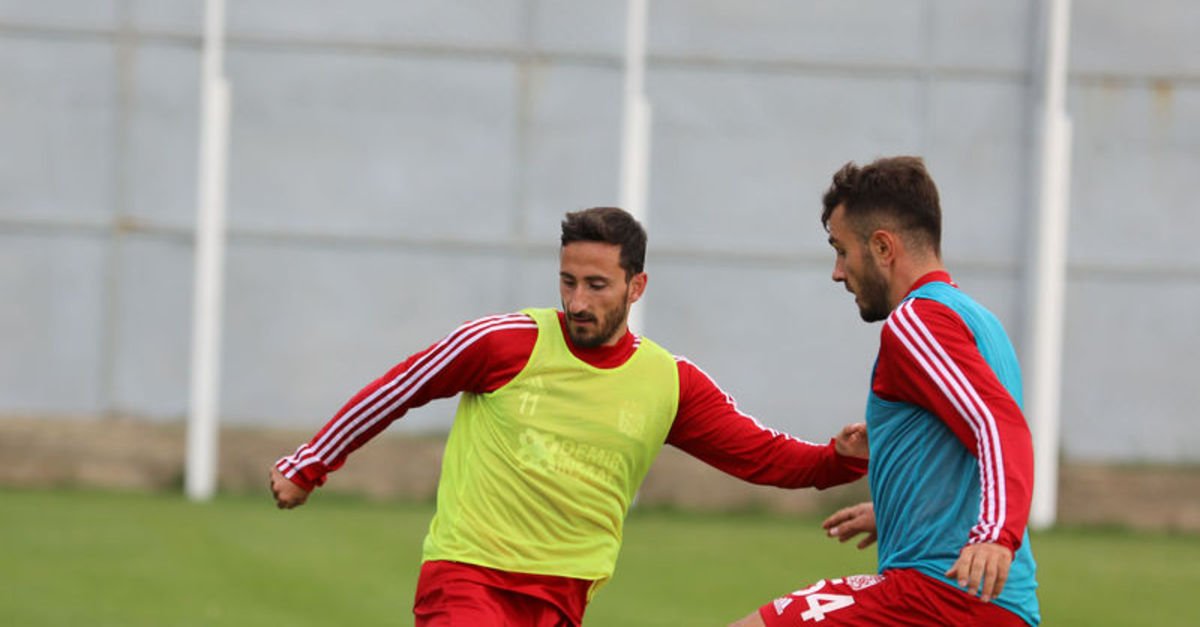 Sivasspor Da 4 Futbolcu Sari Kart Sinirinda