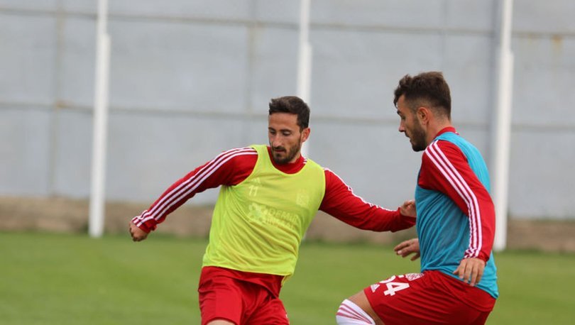 Sivasspor Da 4 Futbolcu Sari Kart Sinirinda