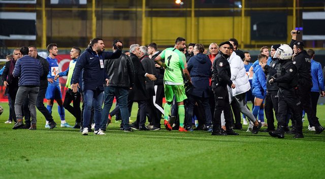 SON DAKİKA! Tuzlaspor Galatasaray maçı ortalık savaş alanına döndü! İşte kavga görüntüleri! Fatih Terim Gökhan Çıra...