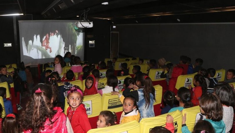Şanlıurfa'da mobil sinema tırı perdesini Rasulaynlı çocuklar için açıldı